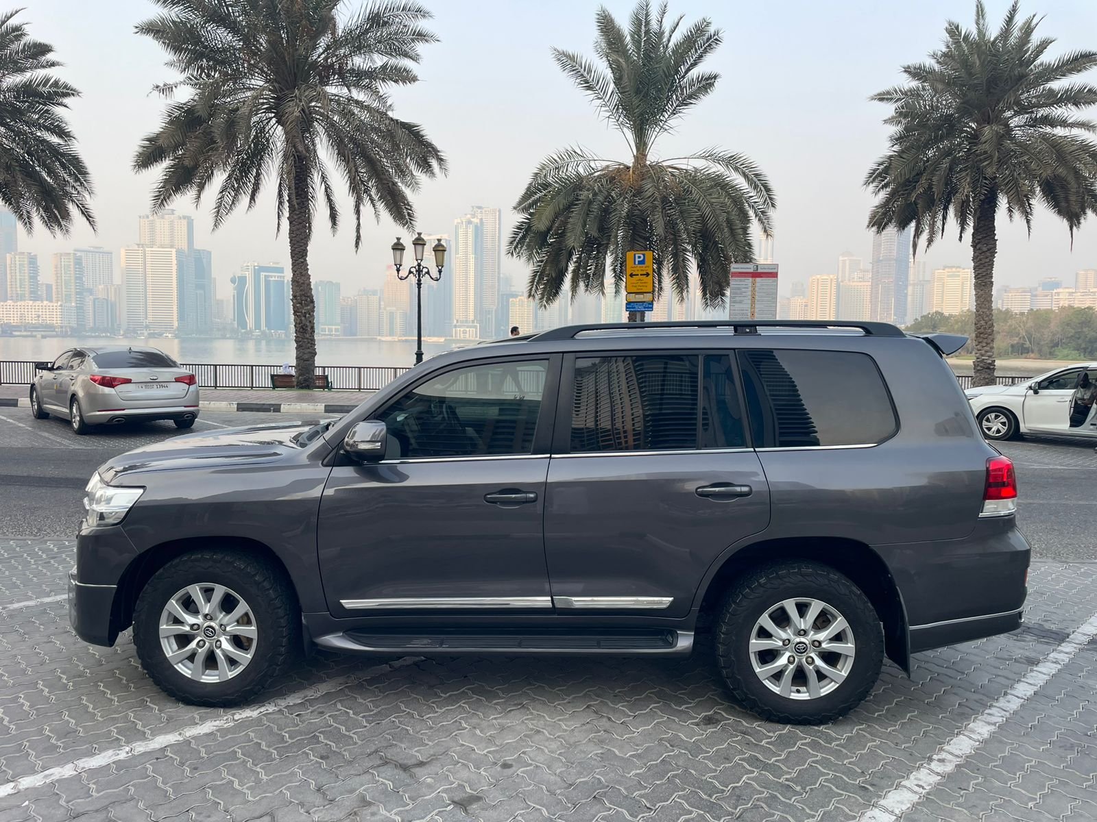 Toyota Land Cruiser 200 Sahara - Photo 4